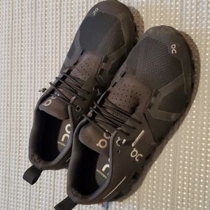 ON waterproof women's size 7.5 in black.